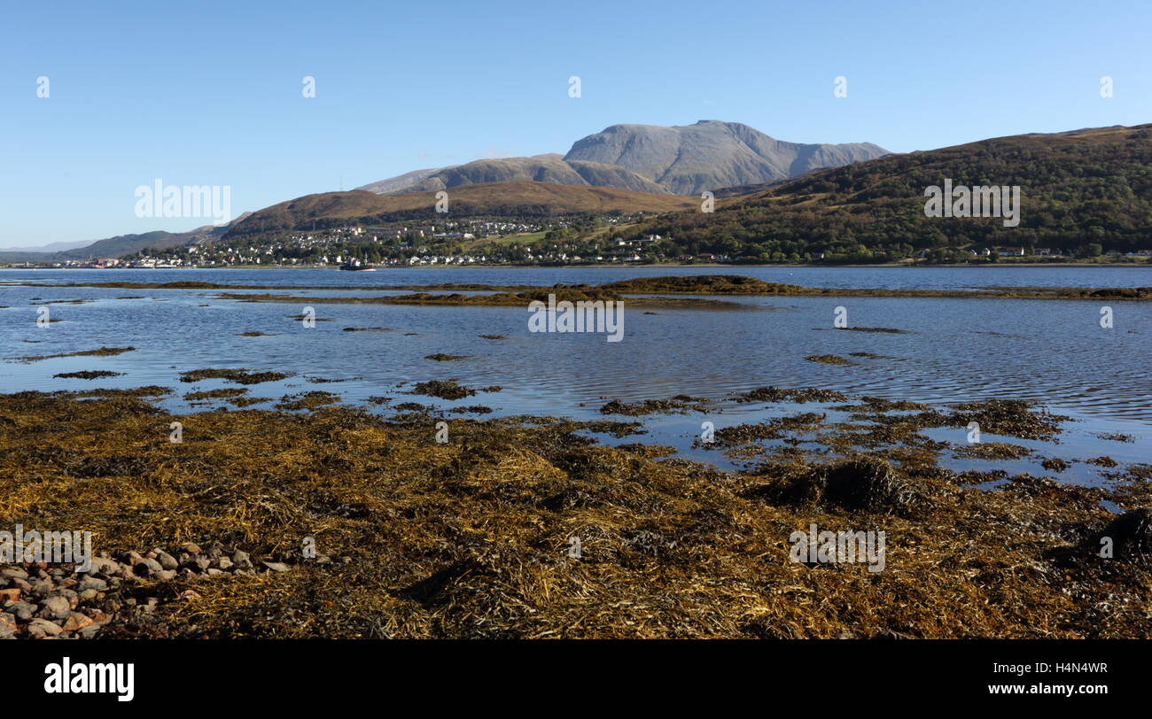Le Ben Nevis, Fort William et le Loch Linnhe. Banque D'Images