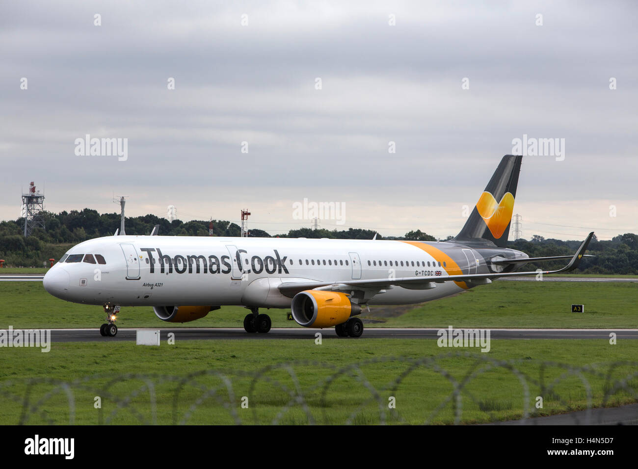 Airbus A321 exploité par Thomas Cook Airlines à l'aéroport de Manchester Ringways Banque D'Images