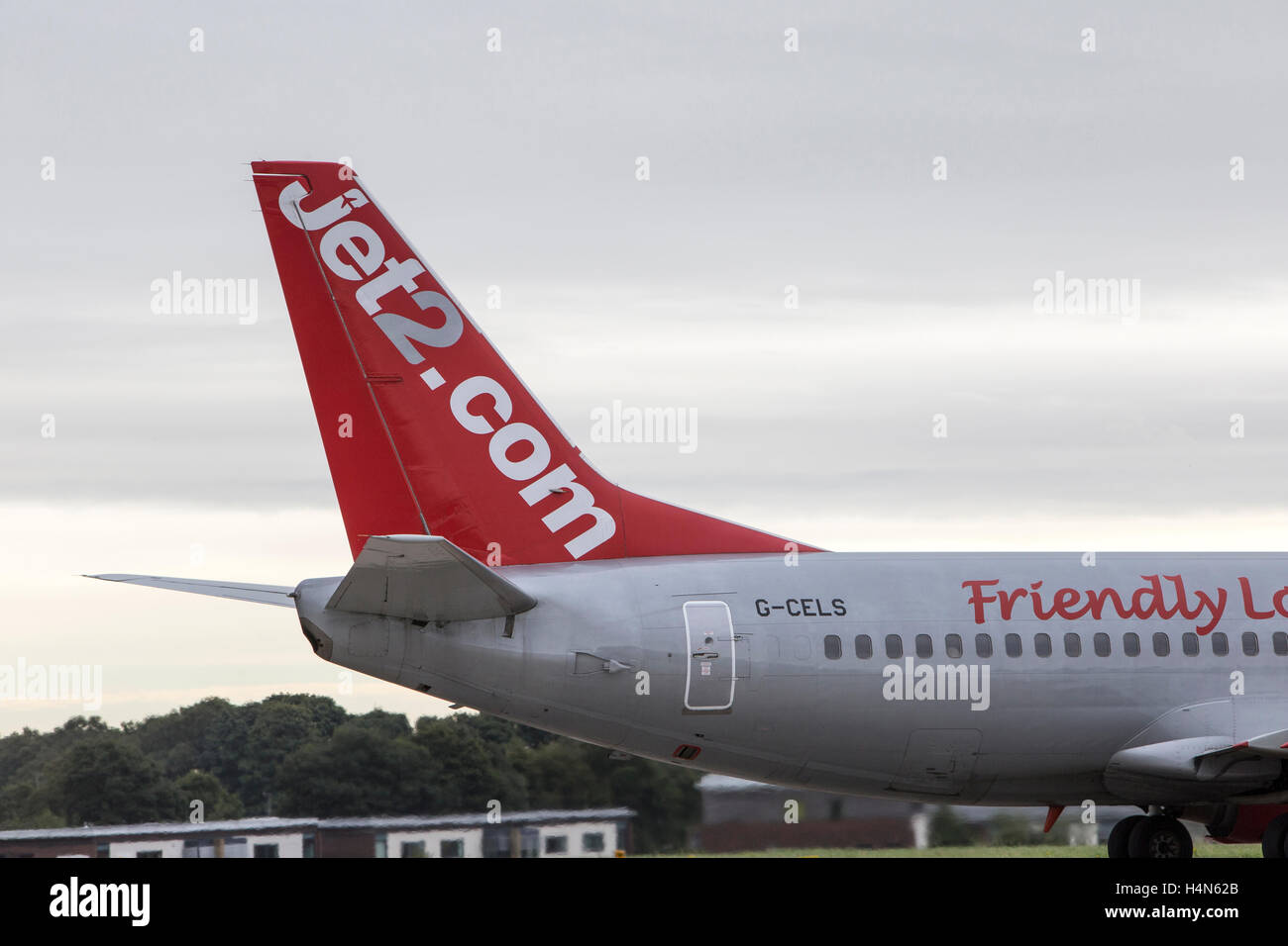 Jet2.Com Boeing 737-377 taxi-ing à Leeds et Bradford Airport Banque D'Images