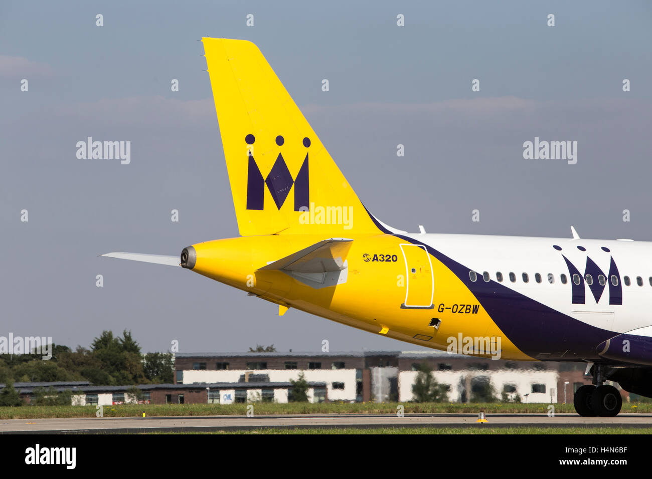 Monarch Airlines un avion Airbus A320 à l'aéroport de Leeds Bradford Banque D'Images