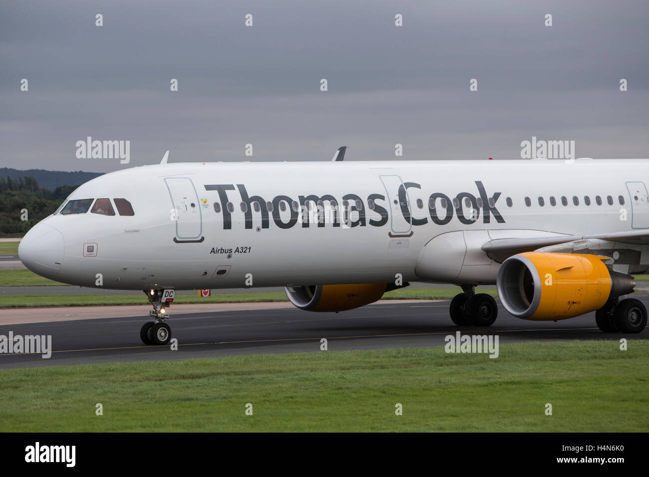 Airbus A321 exploité par Thomas Cook Airlines à l'aéroport de Manchester Ringways Banque D'Images