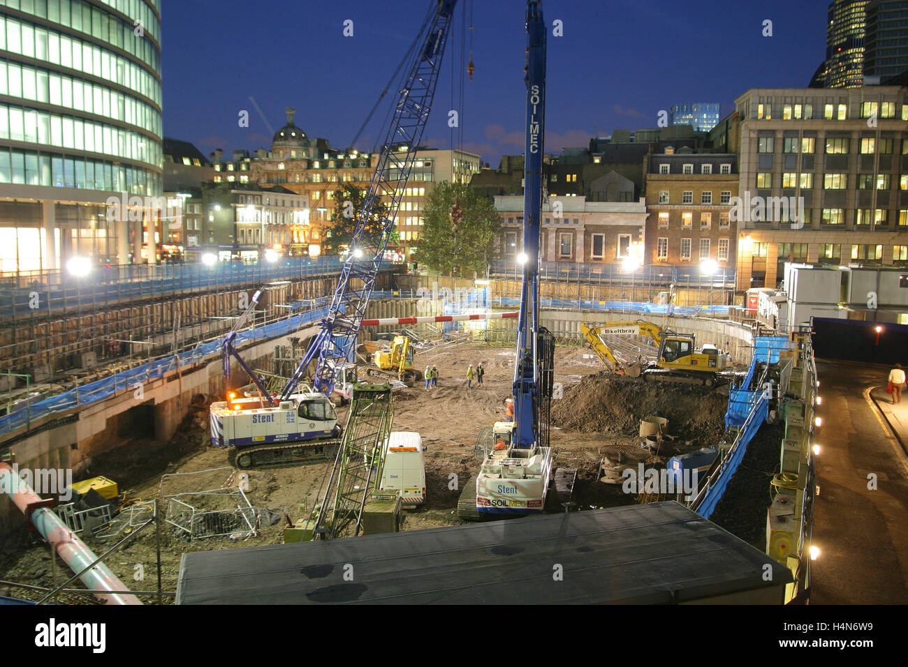 Un chantier sur mur de Londres dans la ville de Londres a photographié au crépuscule. Montre l'excavation et l'empilage travailler pour un nouveau bloc Banque D'Images