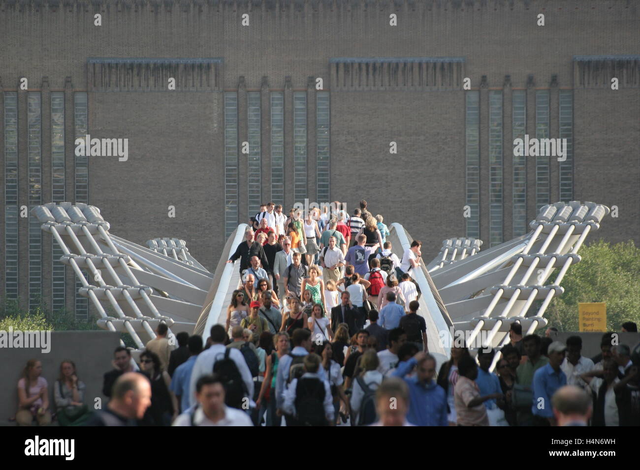 Vue au téléobjectif de London's Millennium Bridge. Vue depuis le nord montrant la Tate Modern Gallery à l'arrière-plan Banque D'Images