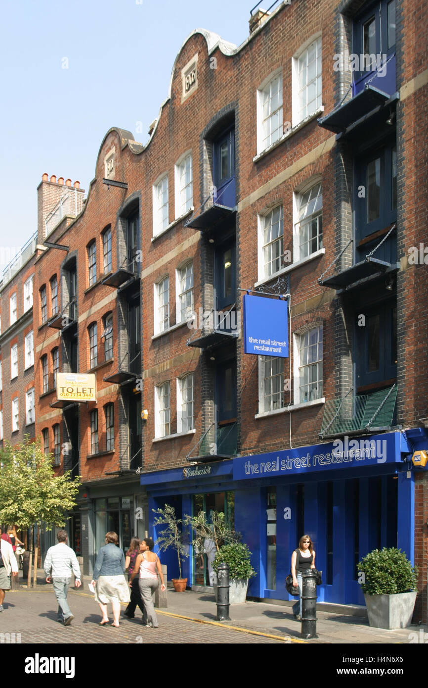 Les bâtiments de style entrepôt dans Neal Street à Londres, Covent Garden, célèbre pour ses petites boutiques et aspect traditionnel Banque D'Images