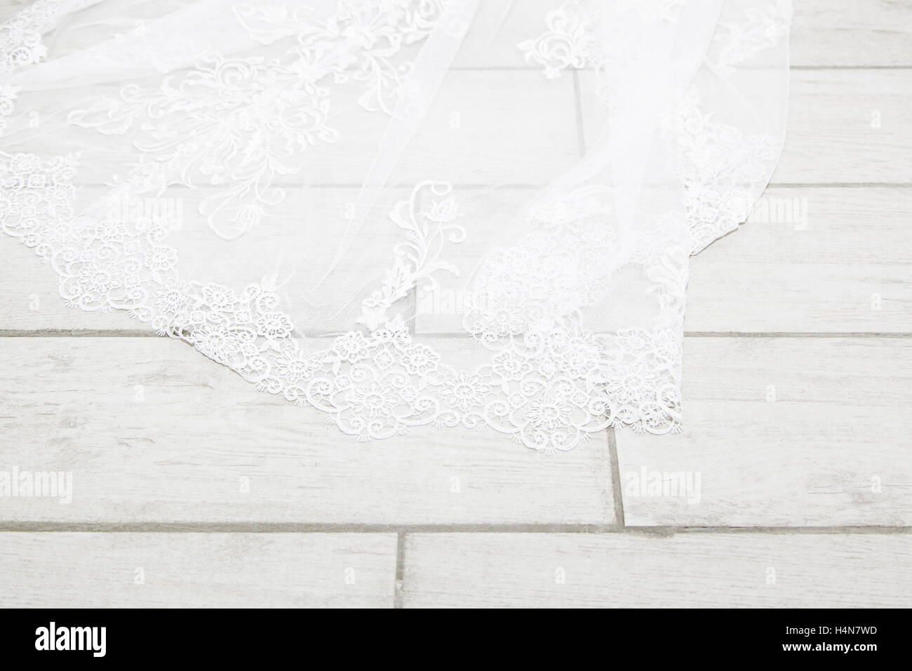 Robe de mariage brodées sur plancher en bois Banque D'Images