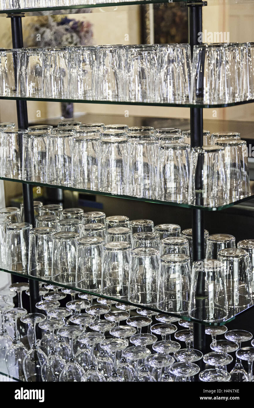 Verres en cristal d'un bar, restaurant et hôtel Banque D'Images