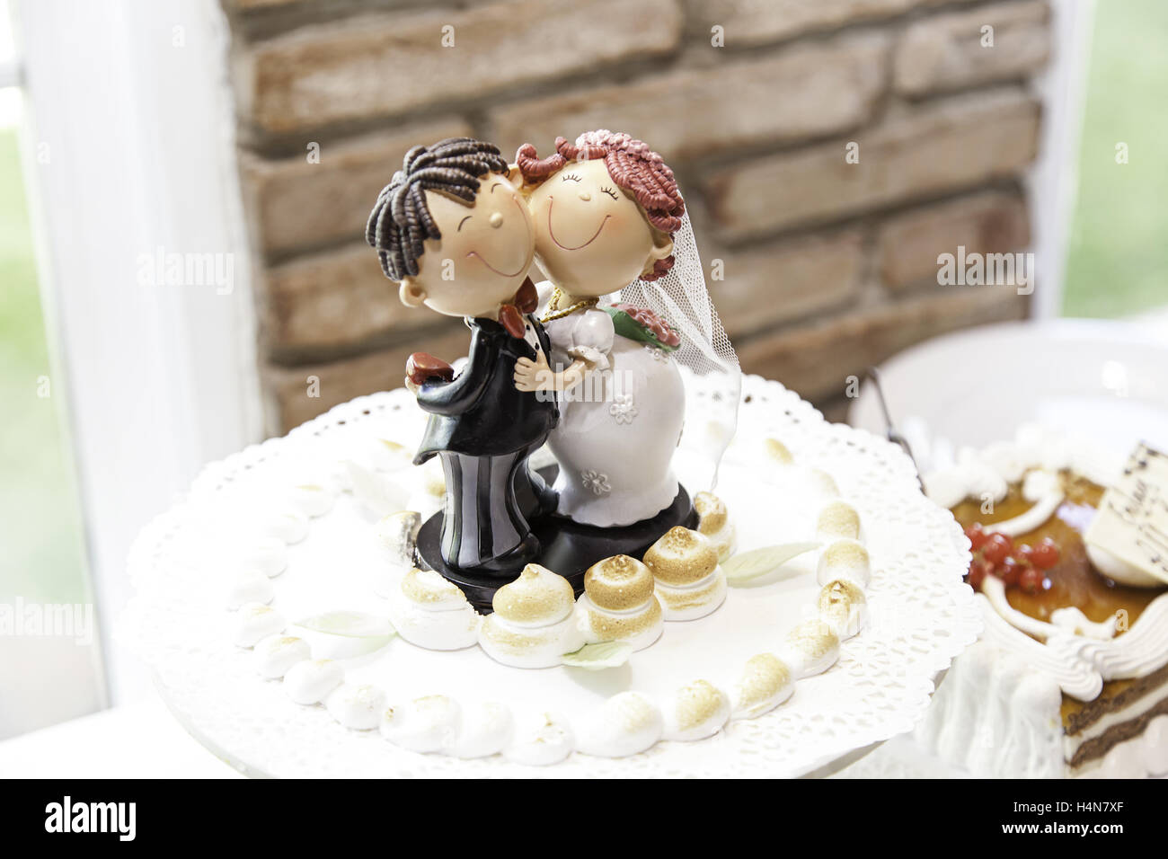Gâteau de mariage avec Bride and Groom dolls, célébration Banque D'Images