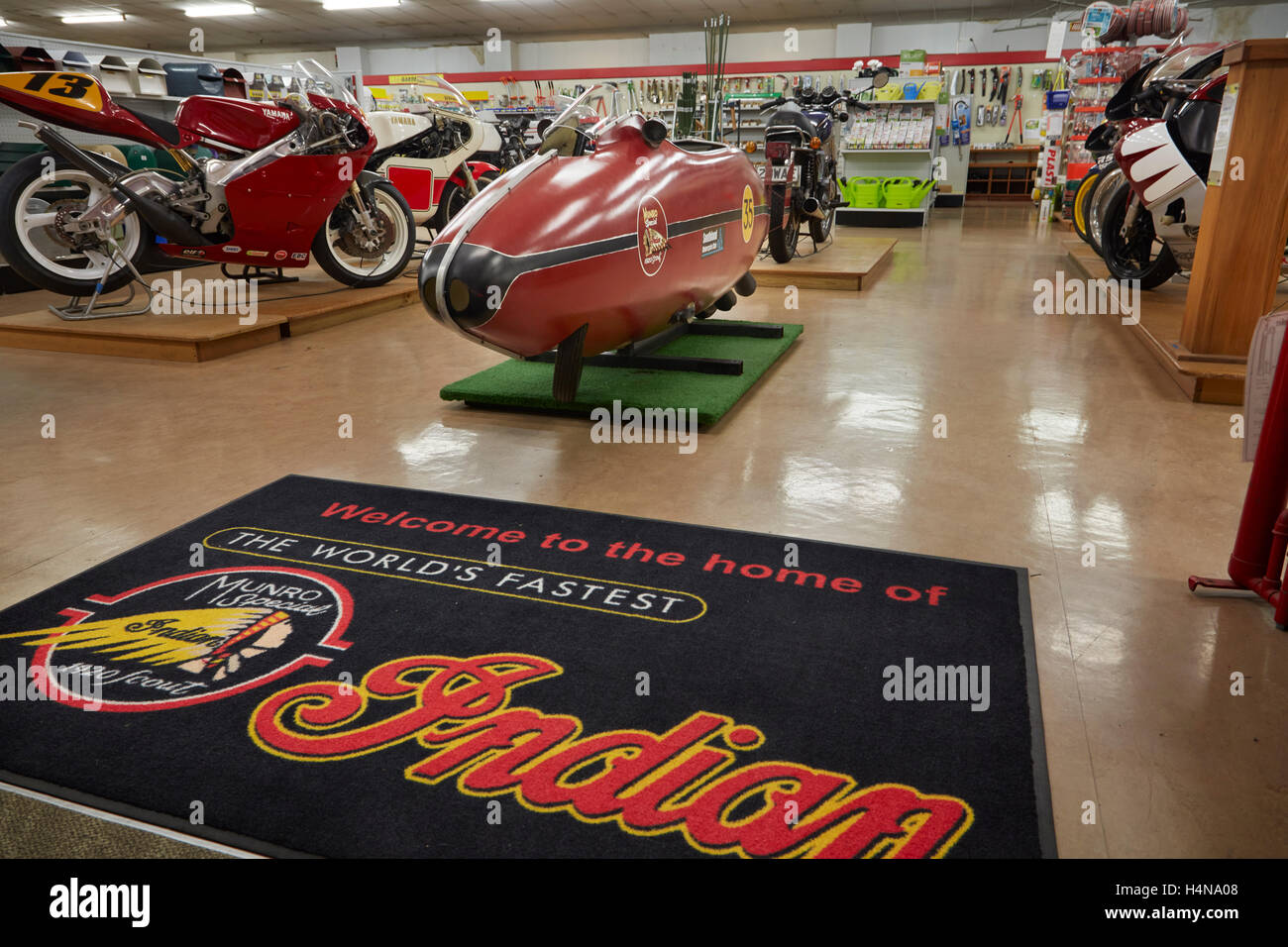 Munro Moto spécial ('indien le plus rapide du monde'), E Hayes et fils boutique matériel, Invercargill, Southland, Nouvelle-Zélande Banque D'Images