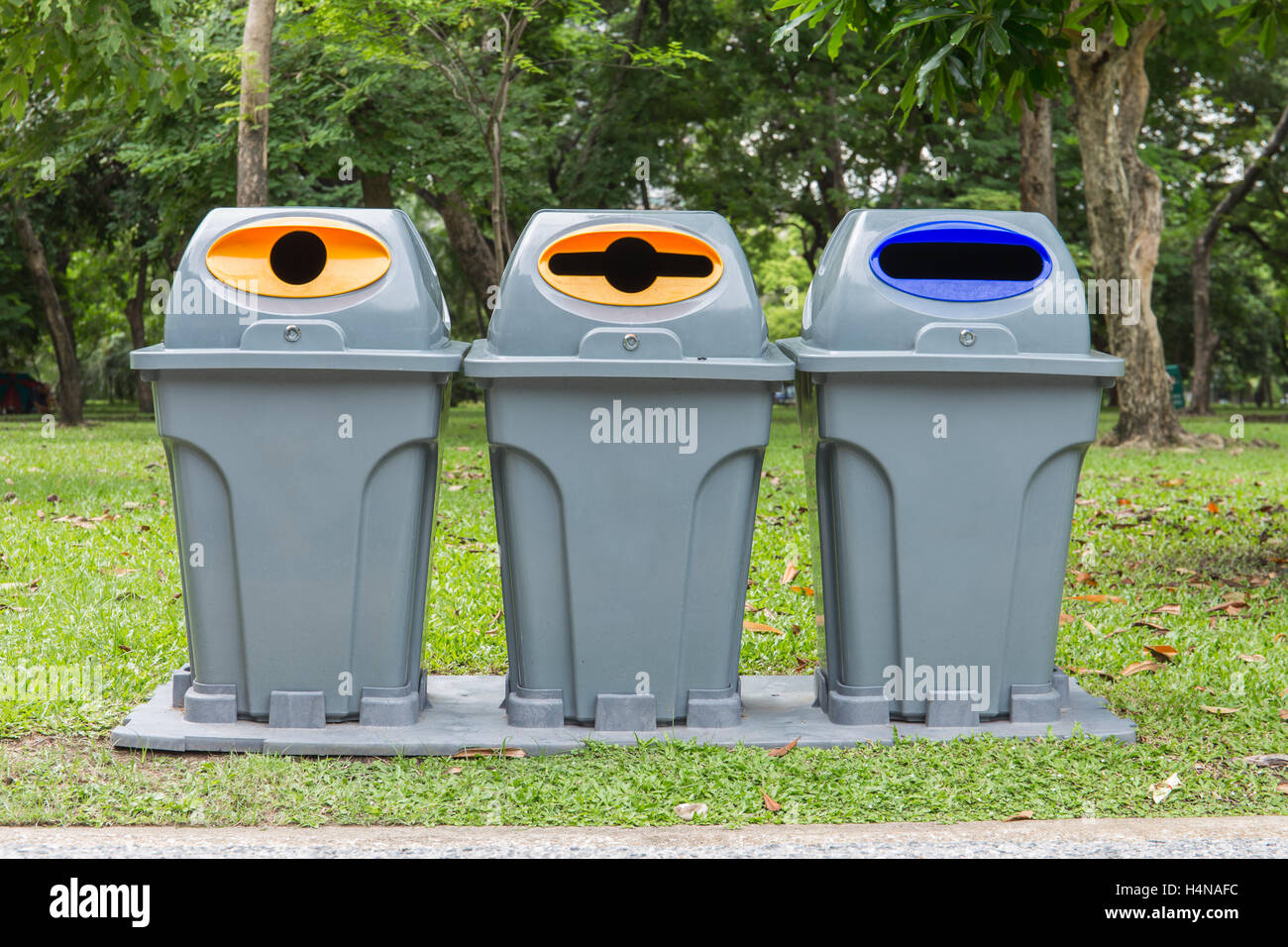 Trois type de corbeille de recyclage, dans le parc Banque D'Images