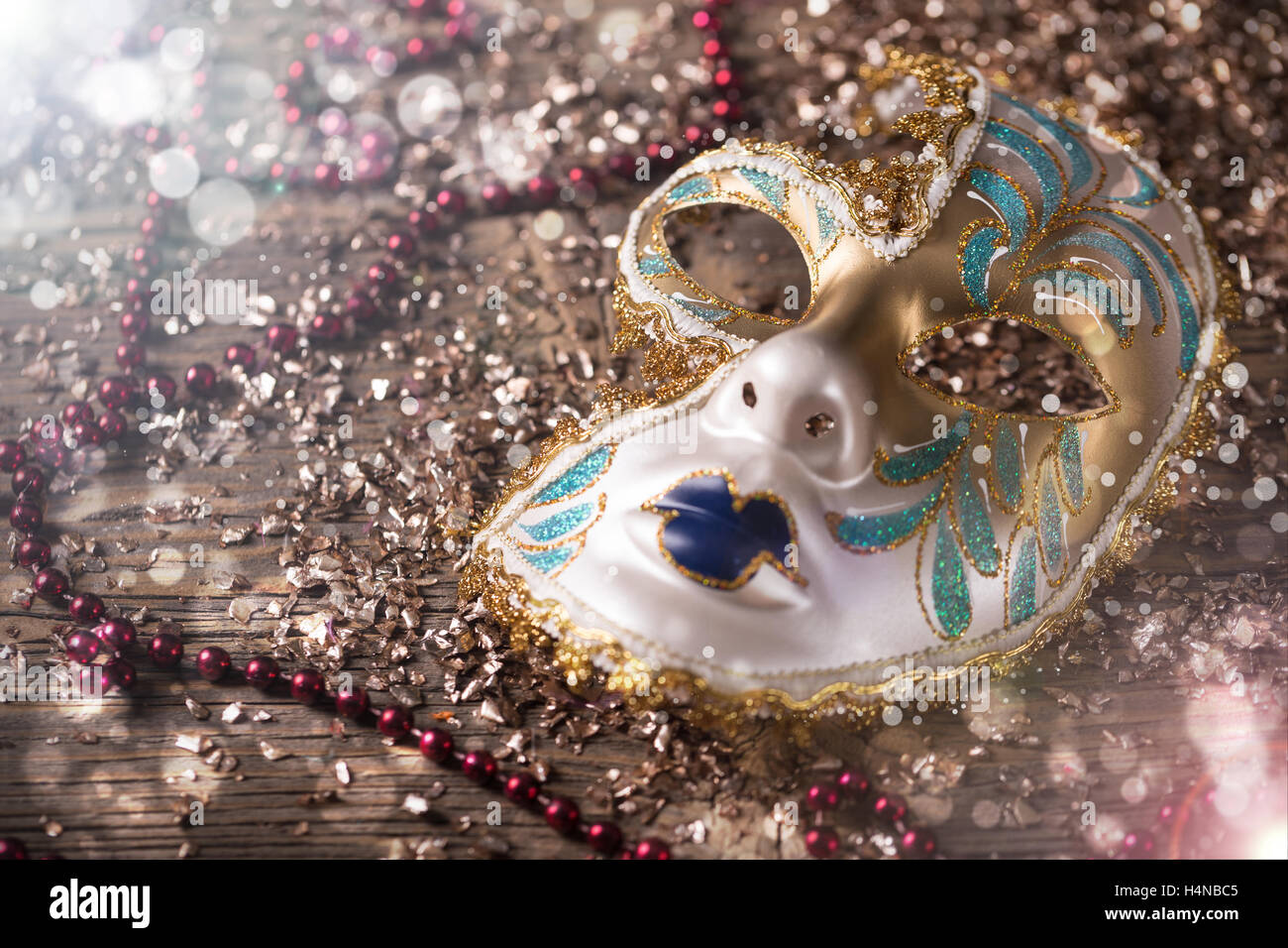 Masque de carnaval avec collier rouge et or confetti Banque D'Images