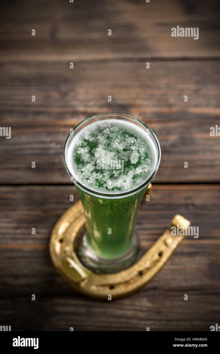 Vue de dessus de la bière verte pour la Saint Patrick Banque D'Images