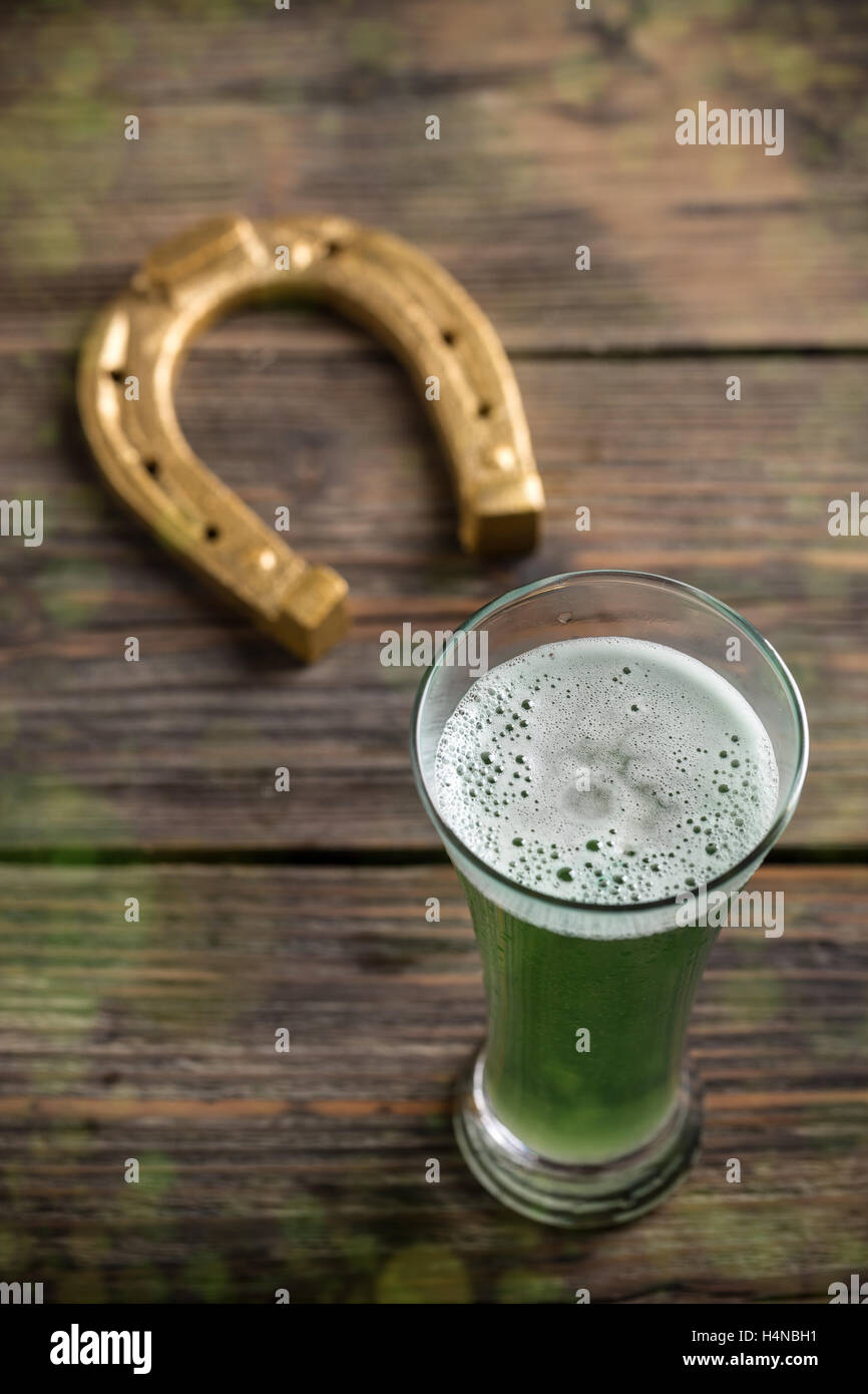 Vue de dessus de la bière verte pour la Saint Patrick Banque D'Images
