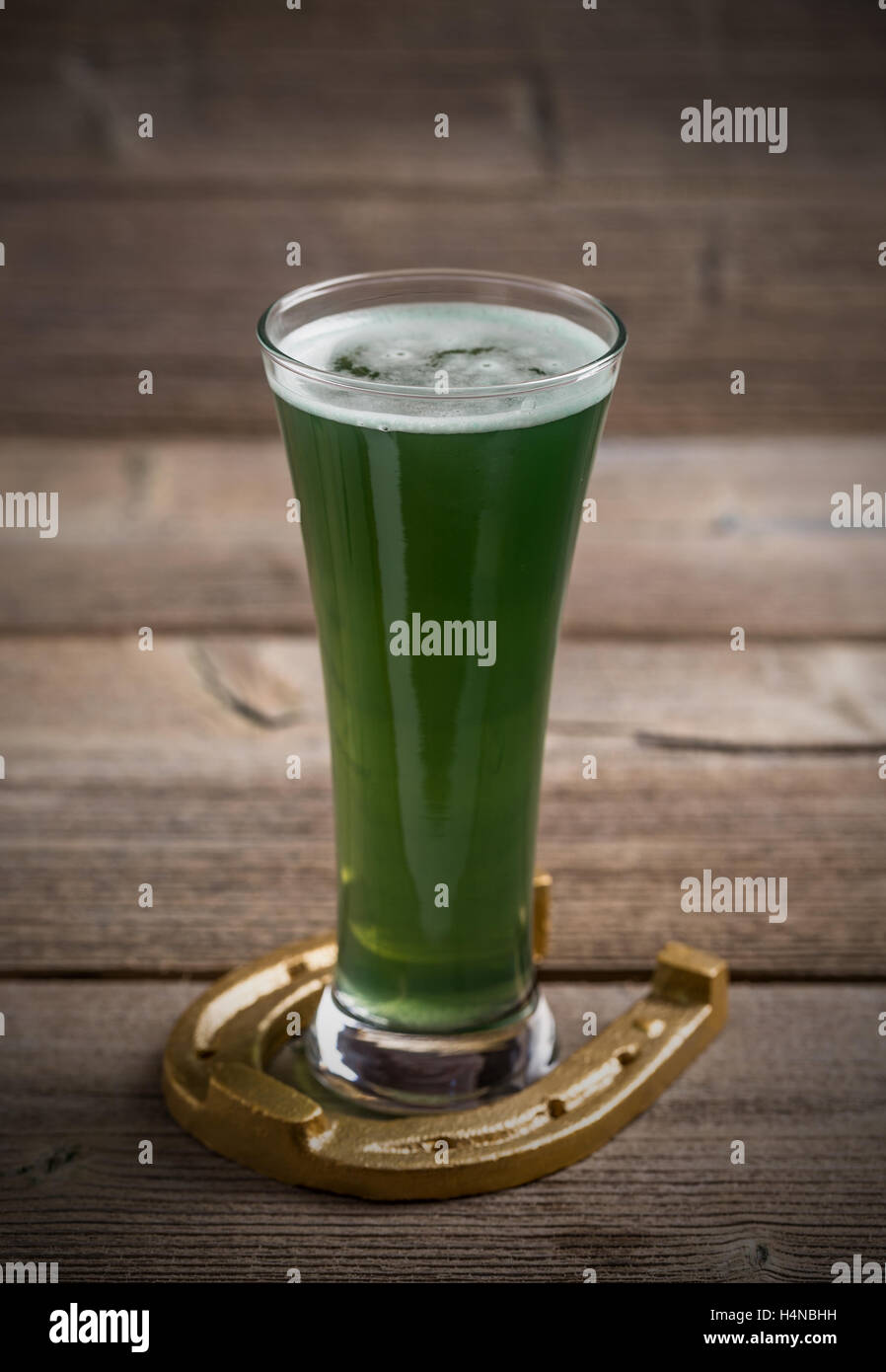 Verre de bière verte et Horseshoe pour St Patricks day Banque D'Images