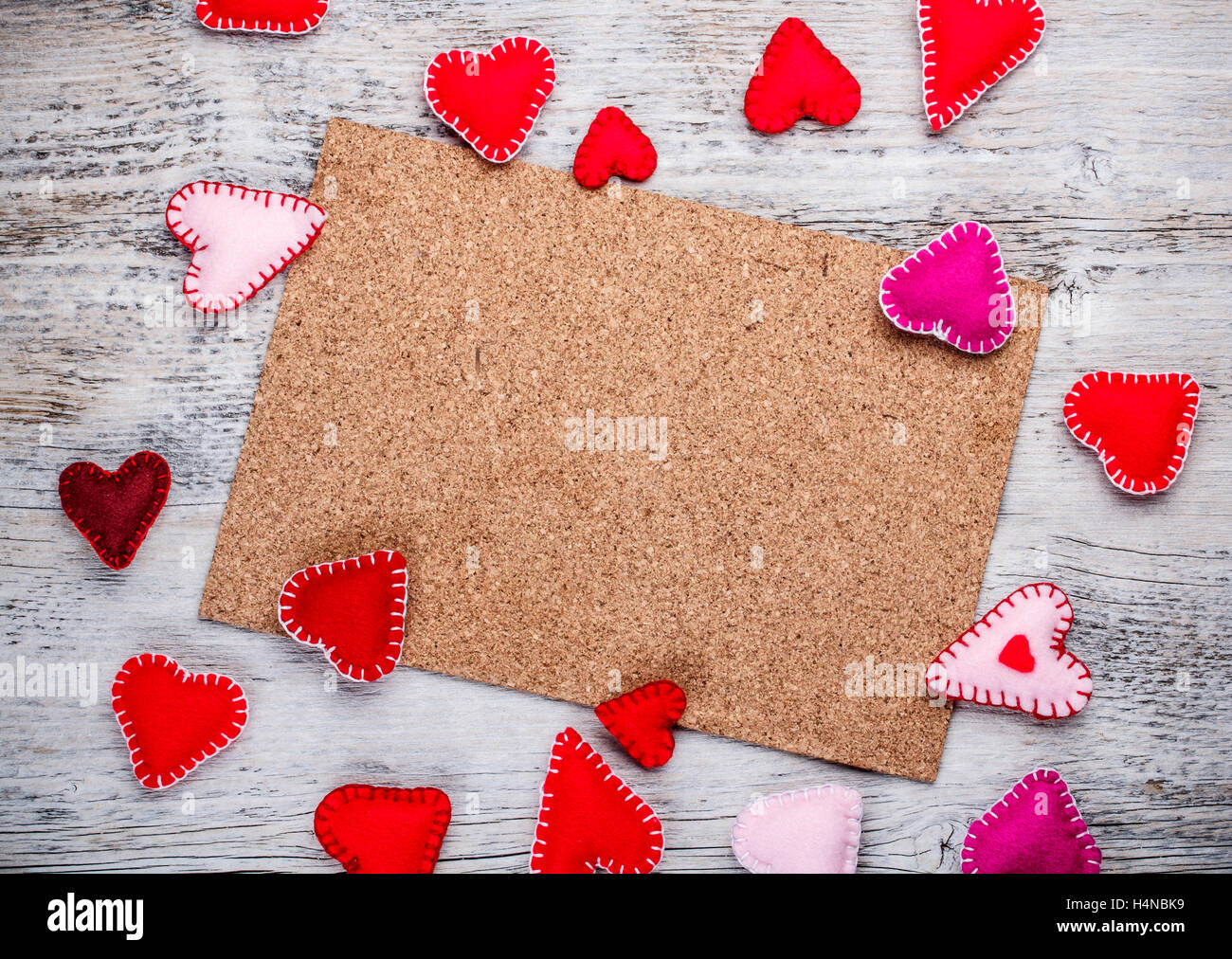 Panneau de liège avec coeurs en feutre Banque D'Images