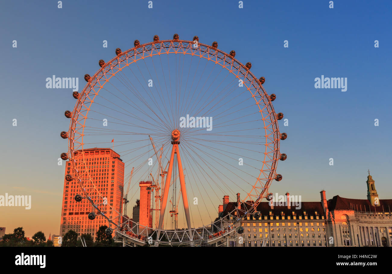 La grande roue London Eye et le County Hall au coucher du soleil. Londres, Angleterre Banque D'Images