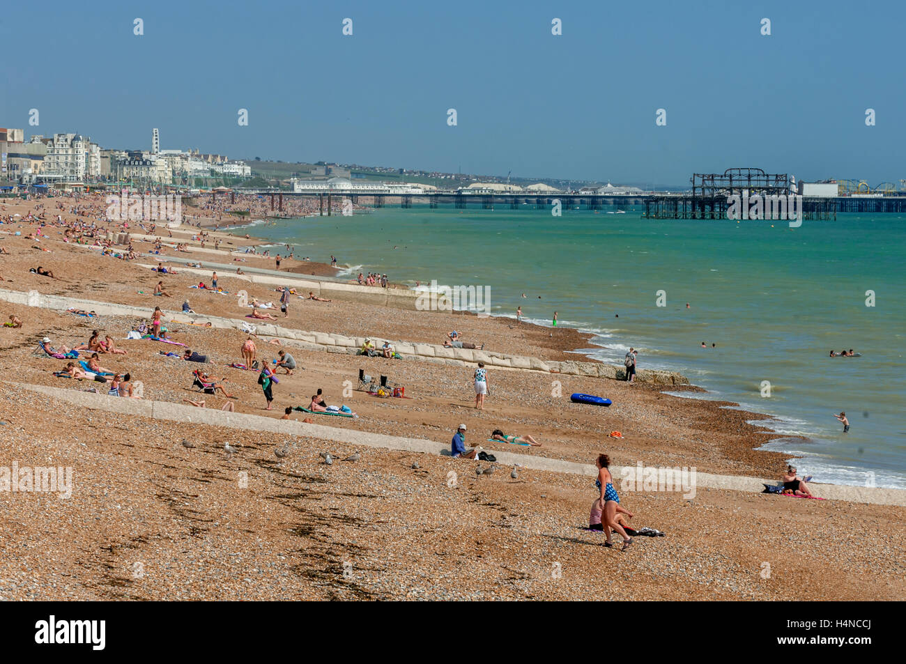 La vue vers l'Est de l'Hove vers Brighton sur un jour d'été ensoleillé Banque D'Images