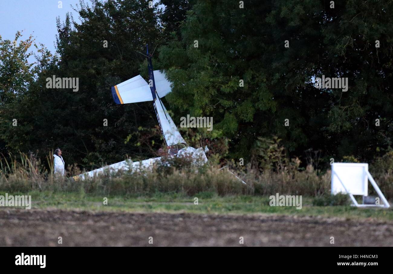 Les enquêteurs sur les lieux d'un accident d'avion léger à Bourn Aérodrome de Cambridgeshire, comme un homme a été tué et un autre grièvement blessé lorsqu'un l'avion s'est écrasé à environ 1120h ce matin. ASSOCIATION DE PRESSE Photo. Photo date : lundi 17 octobre, 2016. Crédit photo doit se lire : Chris Radburn/PA Wire Banque D'Images