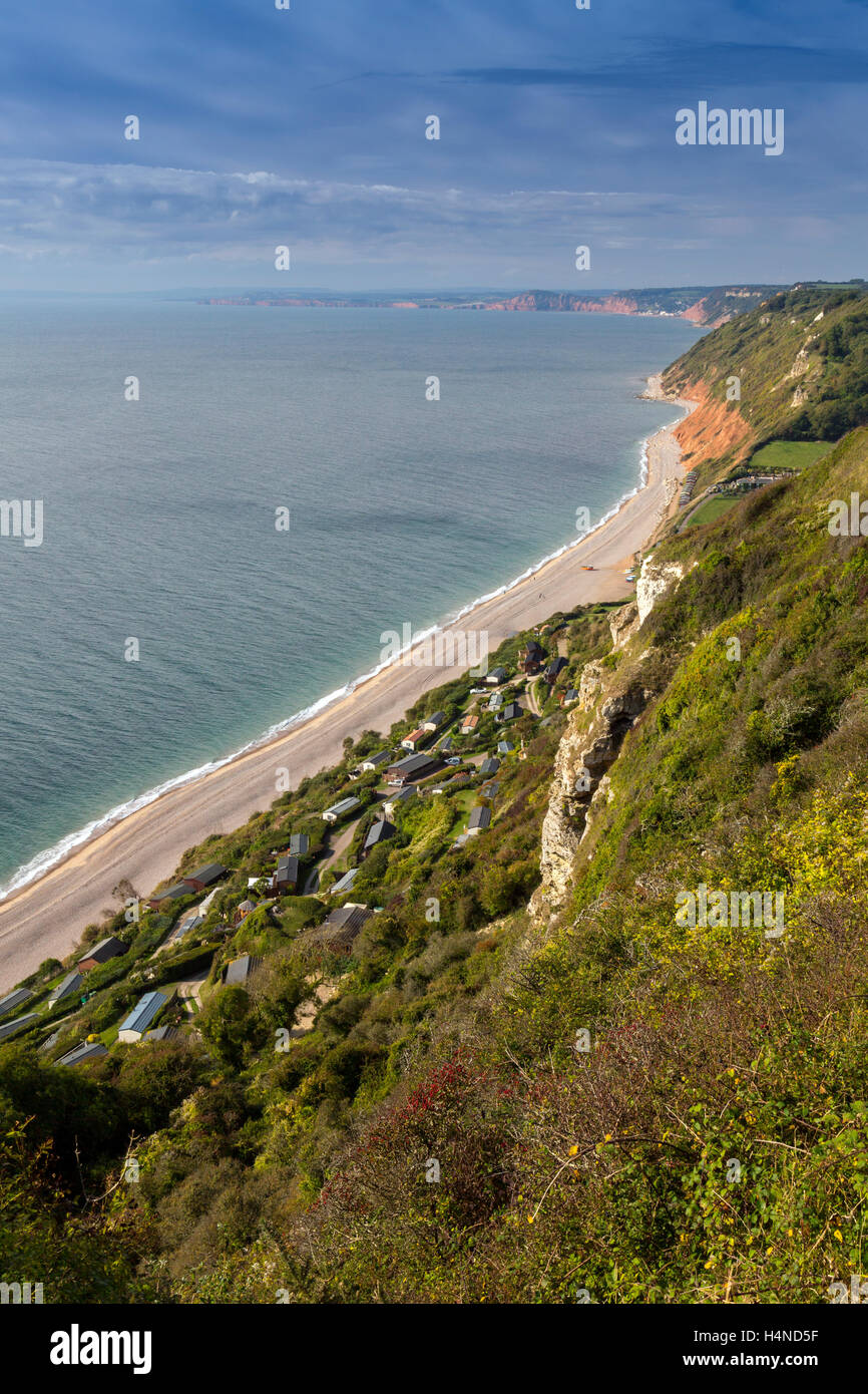 Regarder sur Branscombe bouche caravanes statiques à partir de la falaise est sur la côte jurassique du sud du Devon, England, UK Banque D'Images