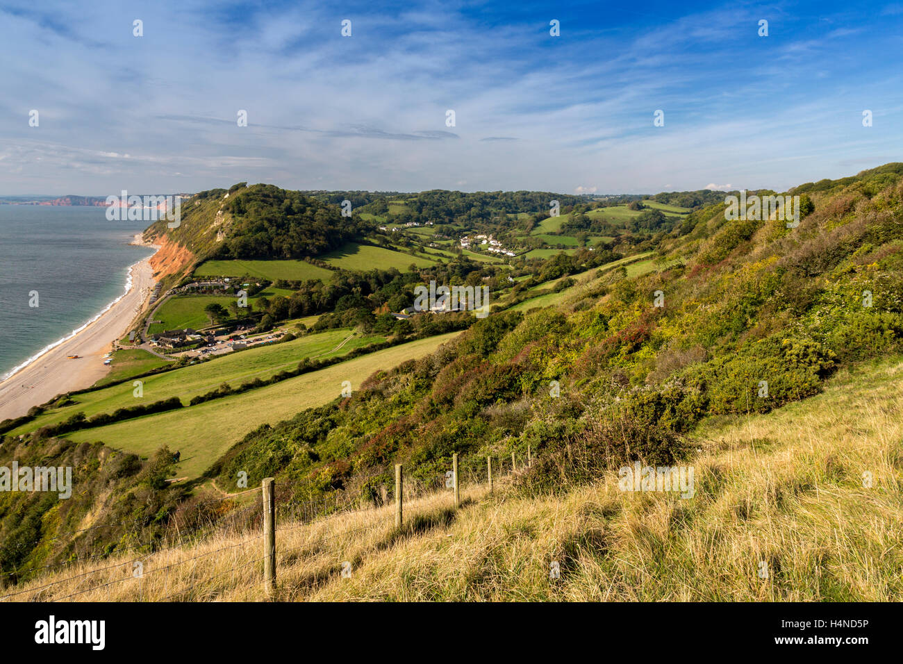 Regarder sur Branscombe village et la bouche de Falaise est sur la côte jurassique du sud du Devon, England, UK Banque D'Images
