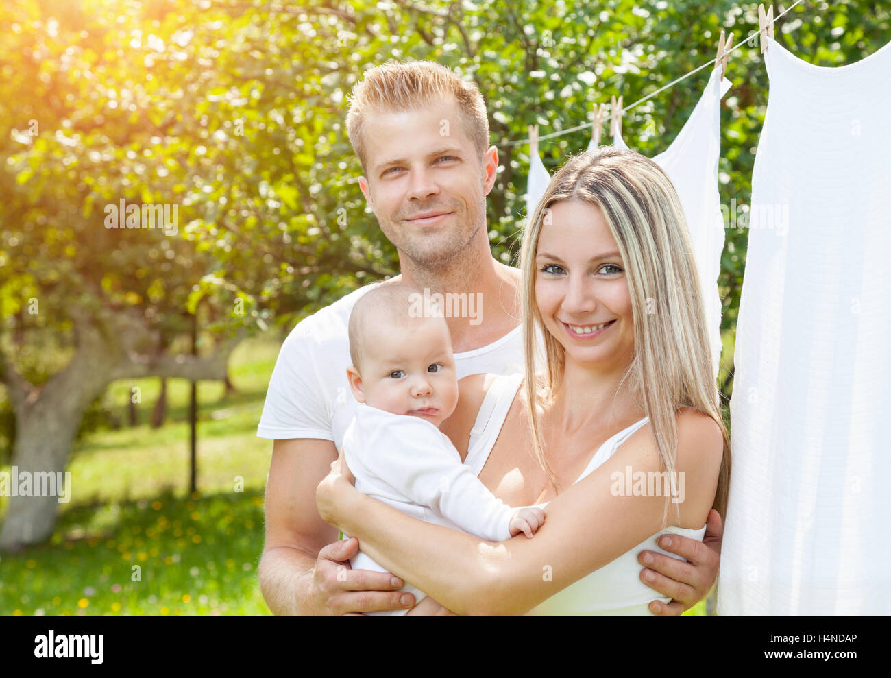 Heureux jeune famille avec un mignon bébé à l'extérieur Banque D'Images