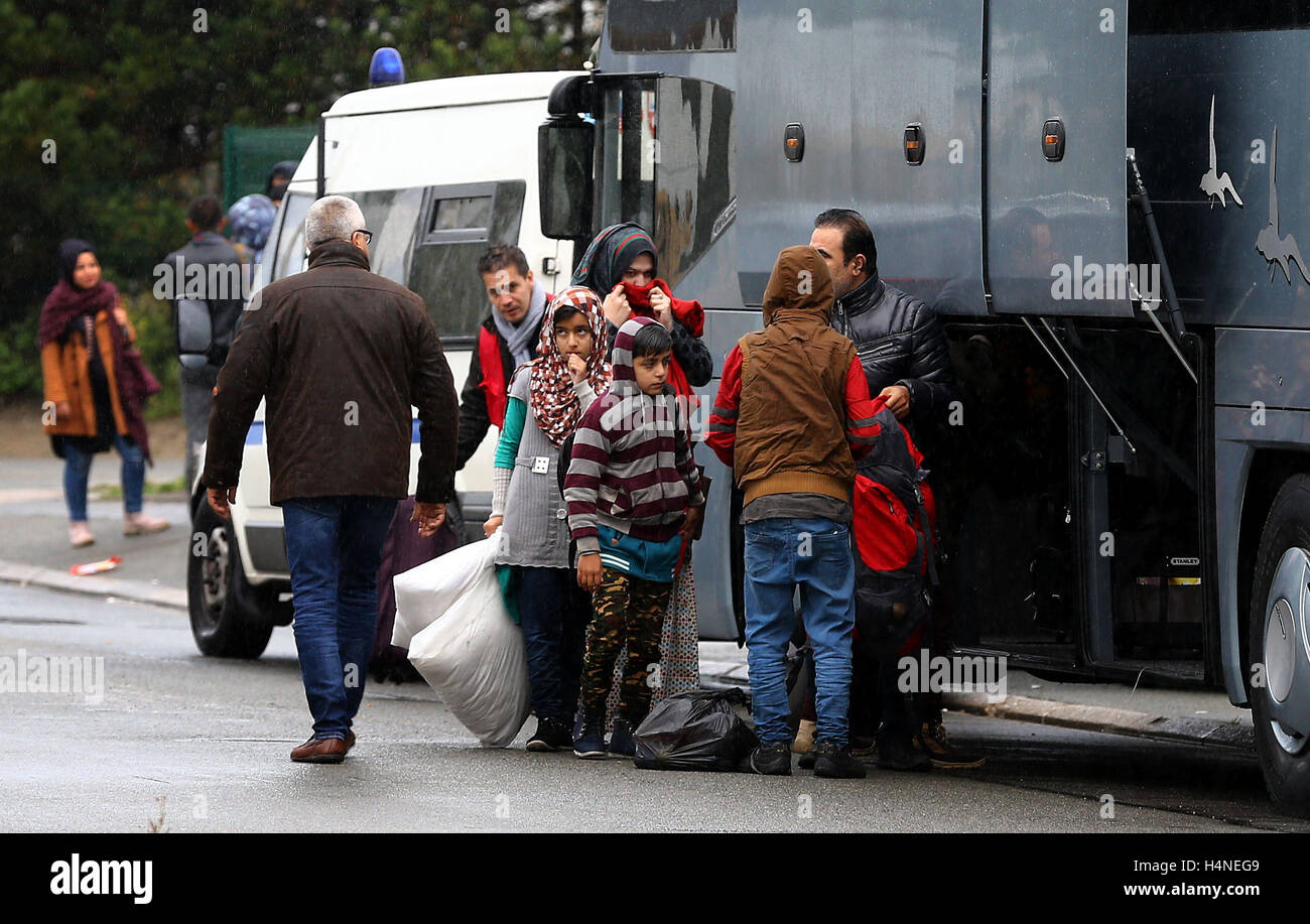 Les conseils d'une famille d'un entraîneur pour quitter la jungle camp de migrants à Calais, France, pour commencer une nouvelle vie dans le sud de la France qu'on planifie de détruire le camp au cours des prochaines semaines. Banque D'Images