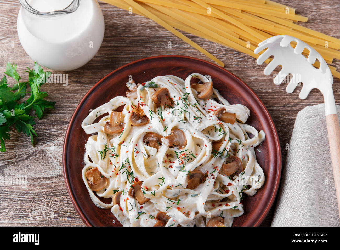 Des pâtes avec du fromage et poêlée de champignons en sauce blanche Banque D'Images