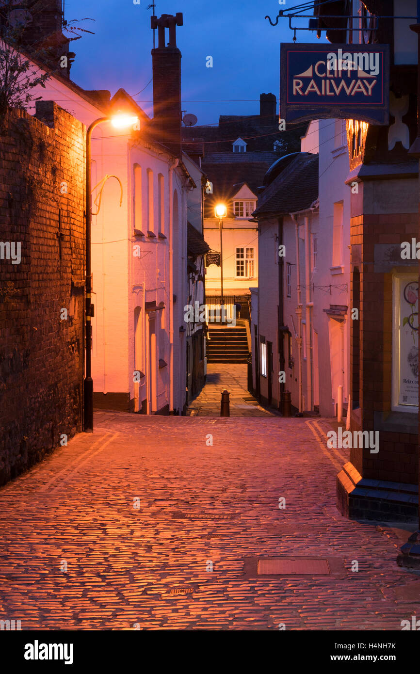 Rues pavées et ruelles étroites de la ville de BridgNorth dans le Shropshire photographiées en soirée. Banque D'Images