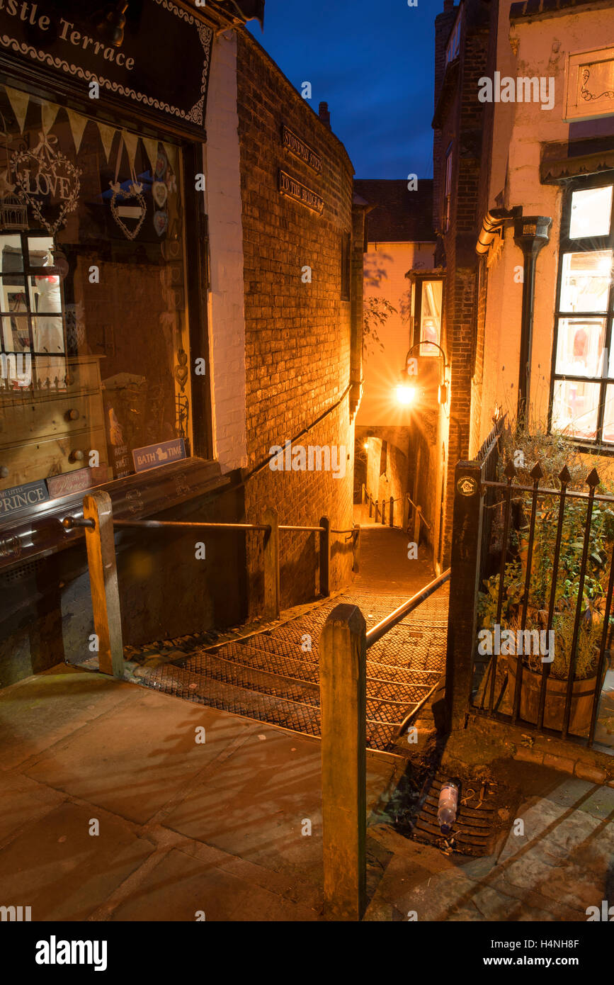 Rues pavées et ruelles étroites de la ville de BridgNorth dans le Shropshire photographiées en soirée. Banque D'Images