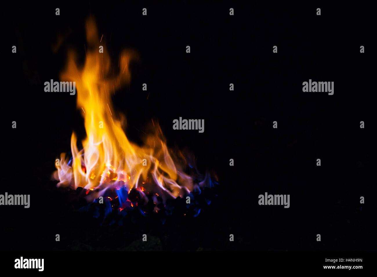 La combustion du charbon à l'intérieur d'un four. Banque D'Images