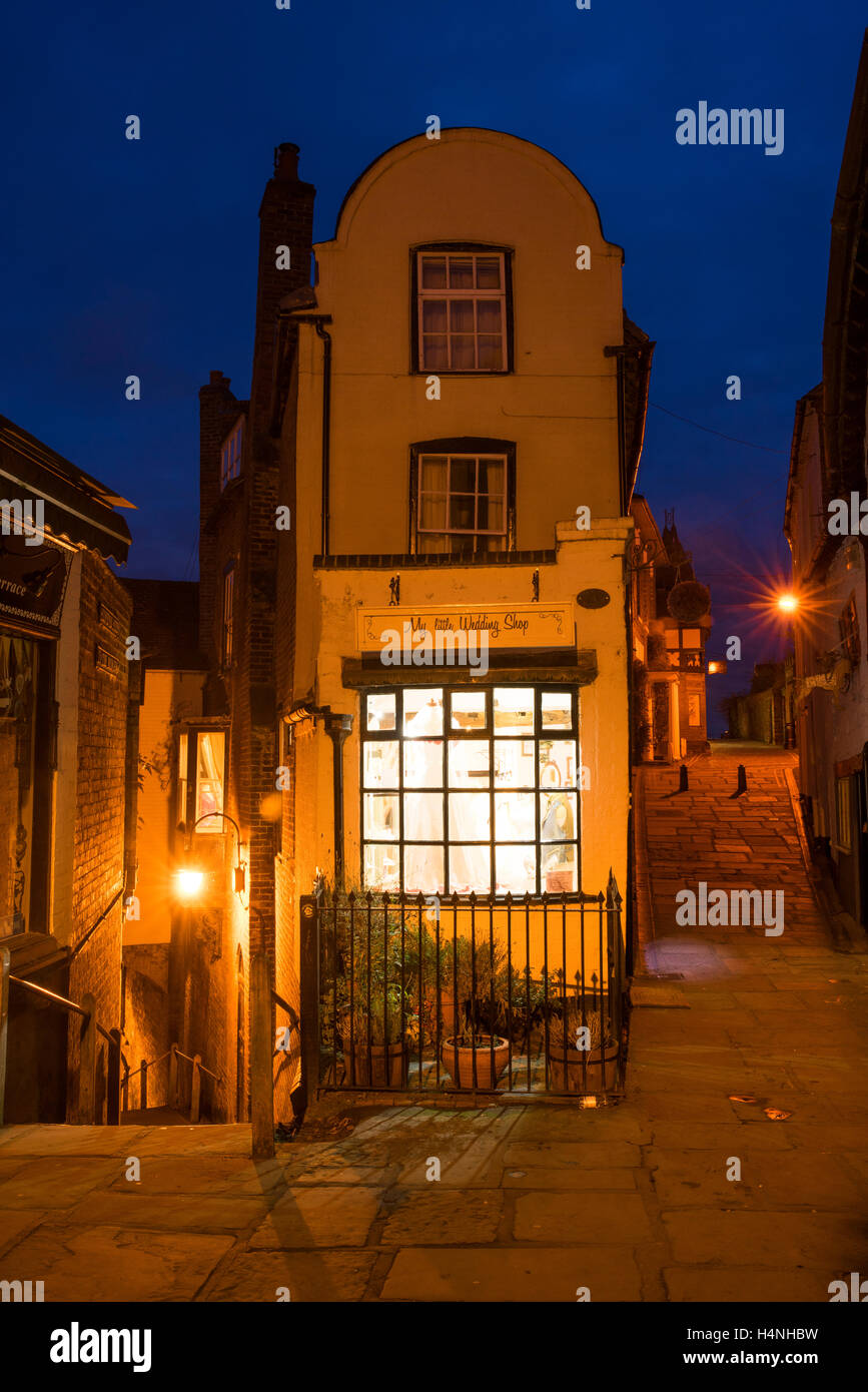 Rues pavées et ruelles étroites de la ville de BridgNorth dans le Shropshire photographiées en soirée. Banque D'Images