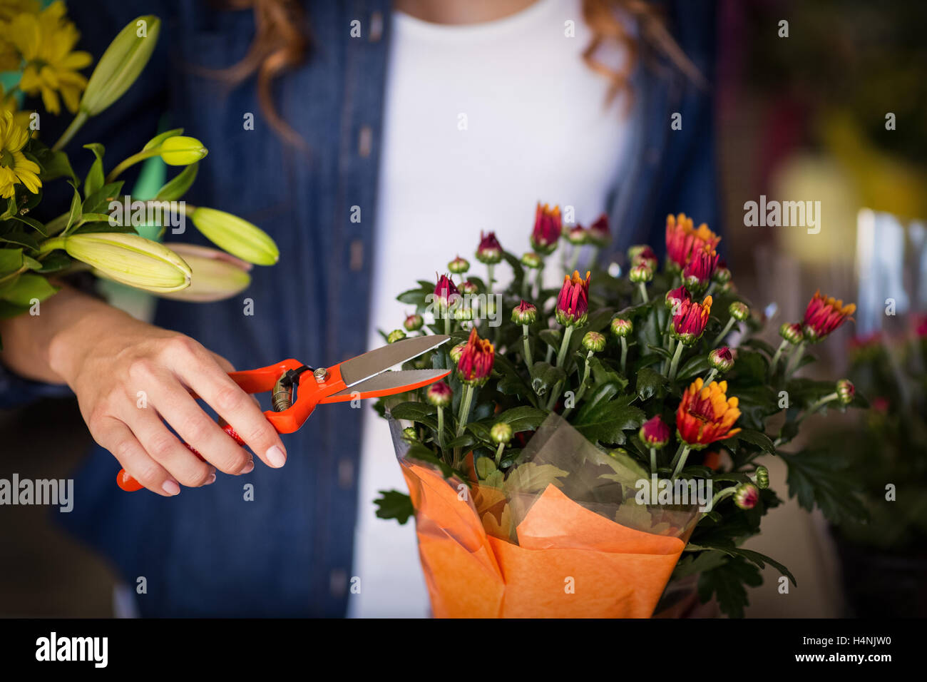 Fleuriste bouquet de fleurs femelles préparation Banque D'Images Fleuriste bouquet de fleurs femelles préparation Banque D'Images