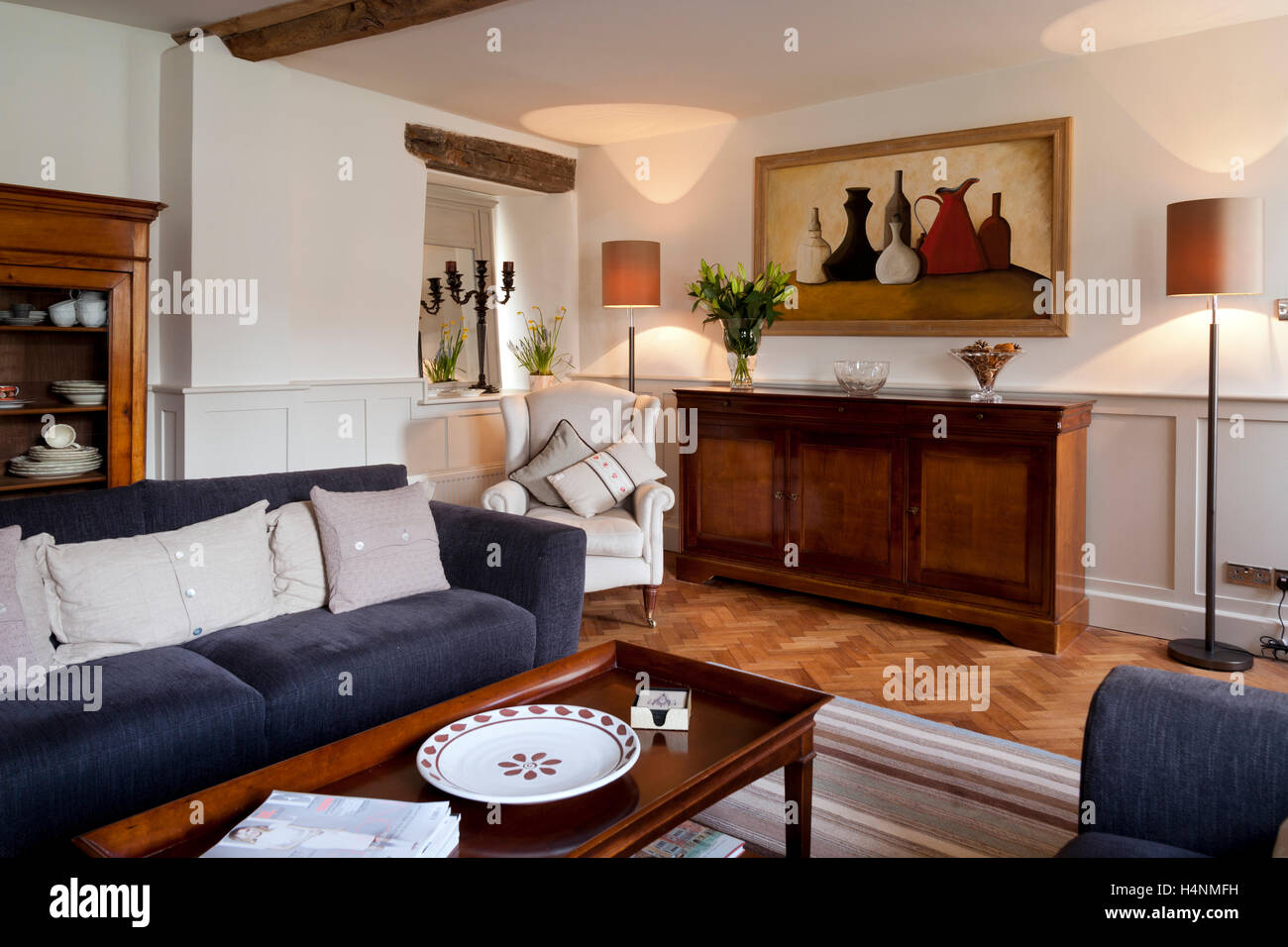 Un mobilier contemporain et d'art dans une période salon cottage Banque D'Images