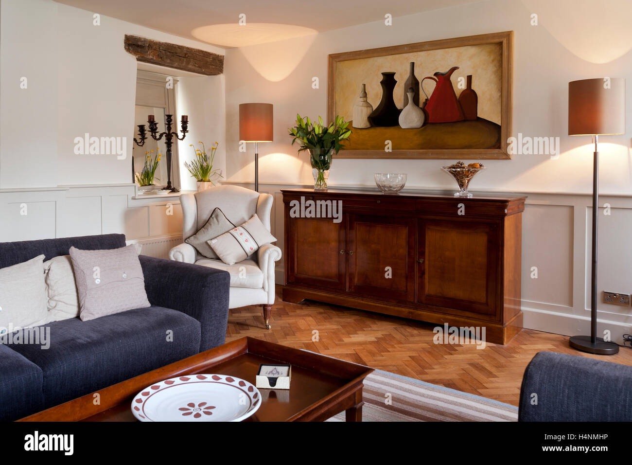 Un mobilier contemporain et d'art dans une période salon cottage Banque D'Images