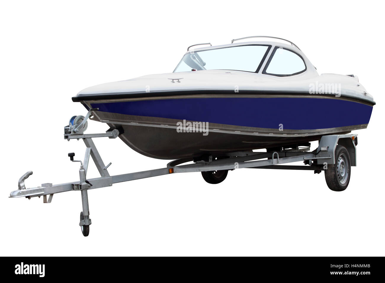 Bateau de Moteur bleu chargé sur la remorque pour le transport. Banque D'Images