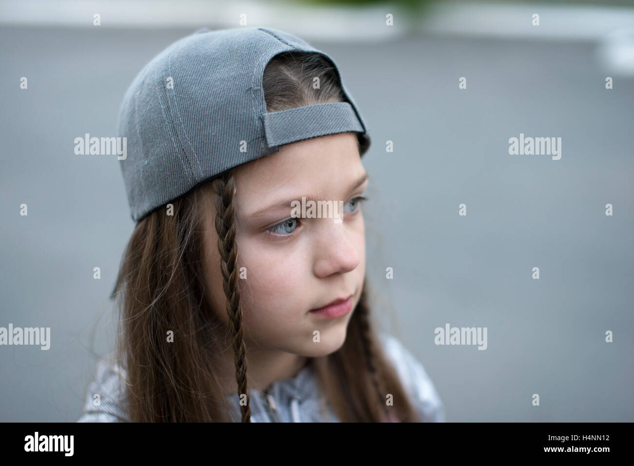 Girl portrait urbain a atteint un sommet à capuchon gris songeur dans Banque D'Images