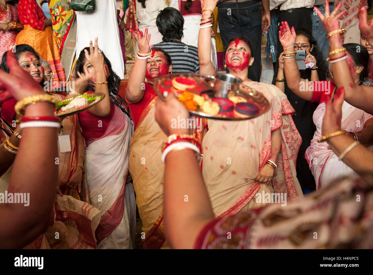 L'image de femmes Bengali mariés danse avec drum beat à la fin de festival. Sur la dernière de Durga Puja femmes mariées de Dwan Banque D'Images