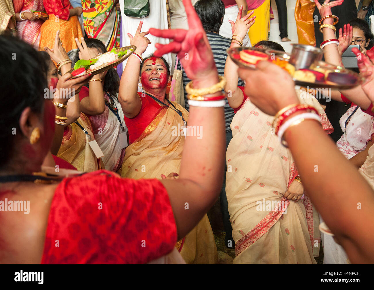 L'image de femmes Bengali mariés danse avec drum beat à la fin de festival. Sur la dernière de Durga Puja femmes mariées de Dwan Banque D'Images