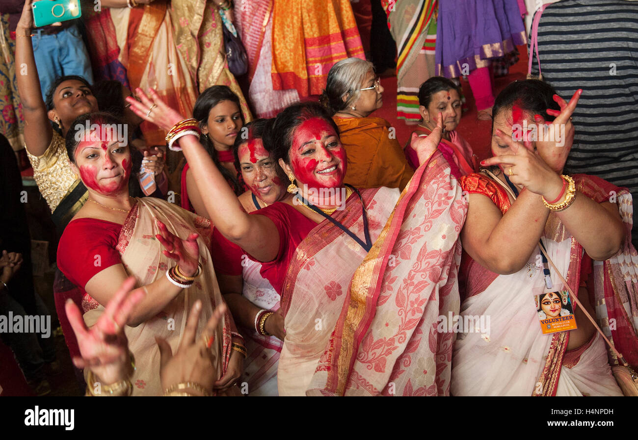 L'image de femmes Bengali mariés danse avec drum beat à la fin de festival. Sur la dernière de Durga Puja femmes mariées de Dwan Banque D'Images