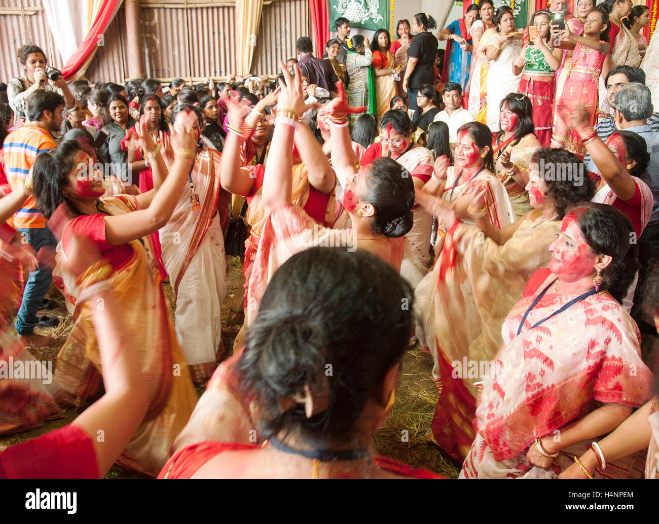 L'image de femmes Bengali mariés danse avec drum beat à la fin de festival. Sur la dernière de Durga Puja femmes mariées de Dwan Banque D'Images