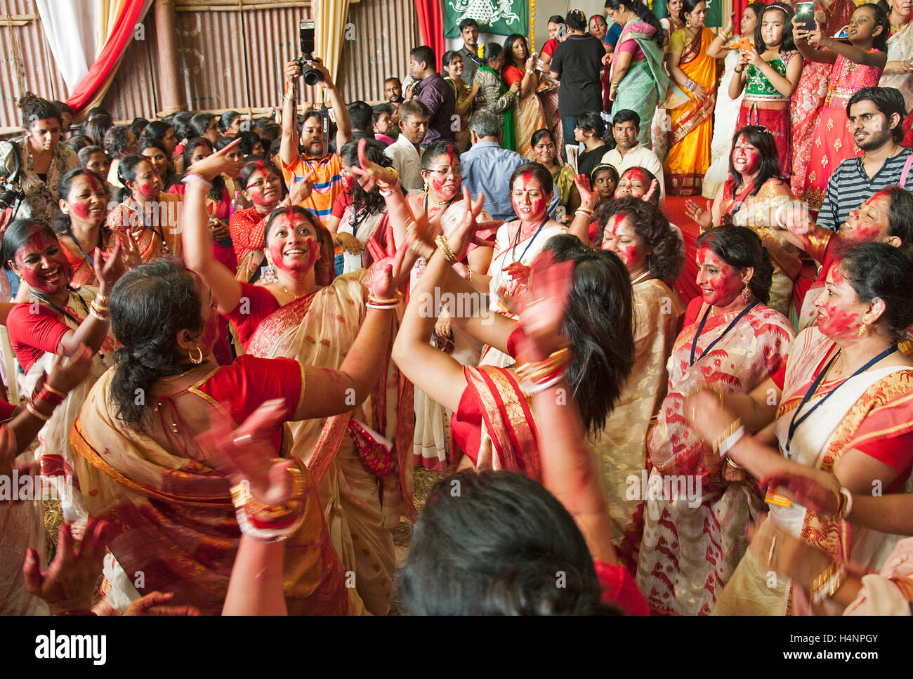 L'image de femmes Bengali mariés danse avec drum beat à la fin de festival. Sur la dernière de Durga Puja femmes mariées de Dwan Banque D'Images