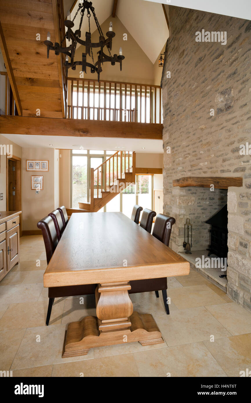 Table de salle à manger et chaises dans une grange aménagée haut de gamme de luxe intérieur. Banque D'Images