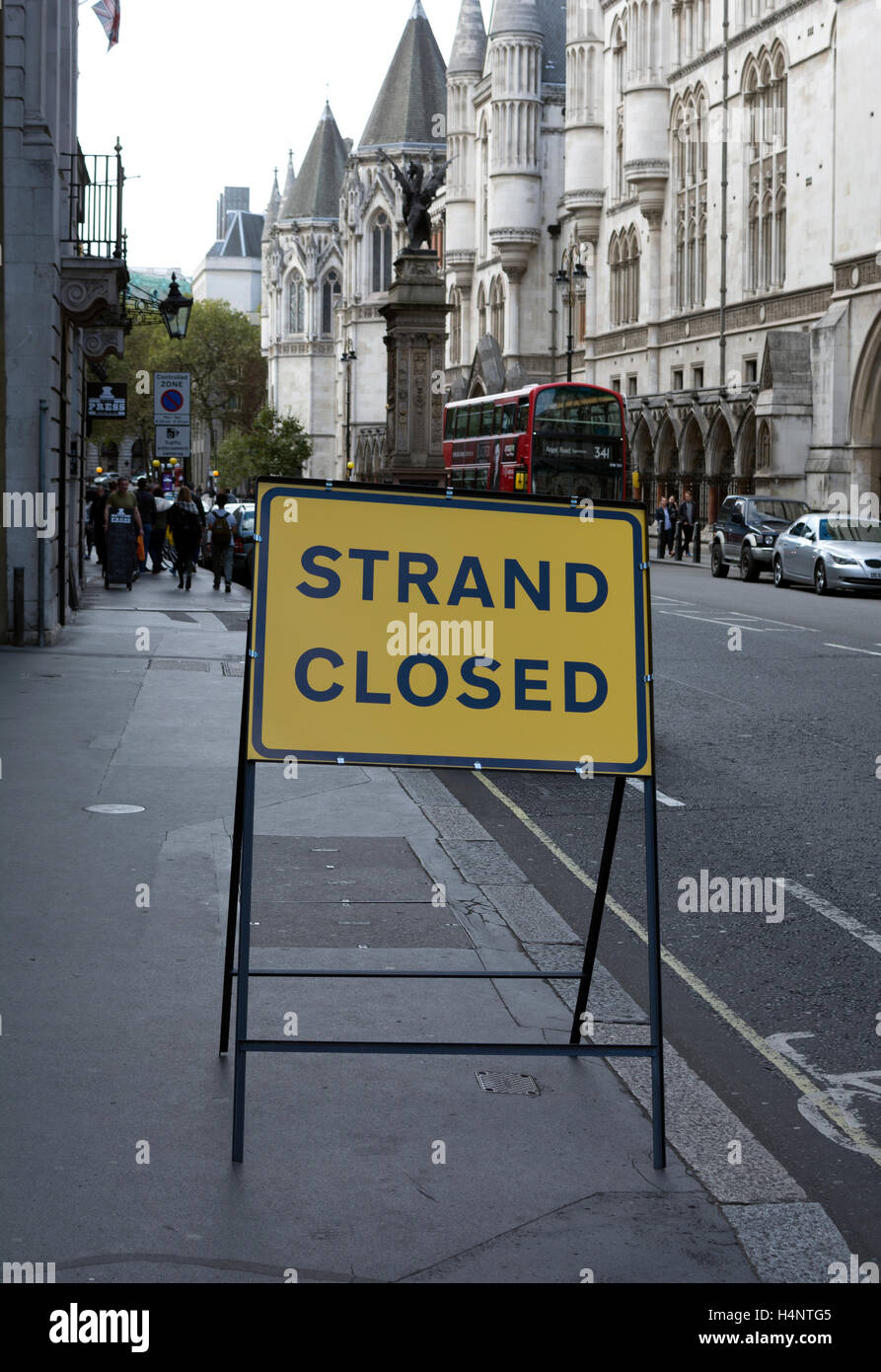 Strand Closed sign, The Strand, London, UK Banque D'Images