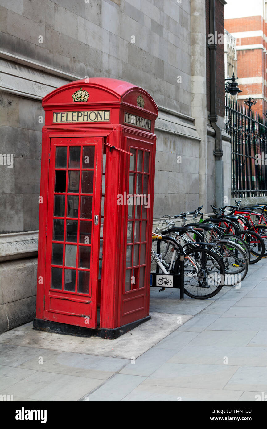 Boîte de Téléphone Bell en Yard, de The Strand, London, UK Banque D'Images