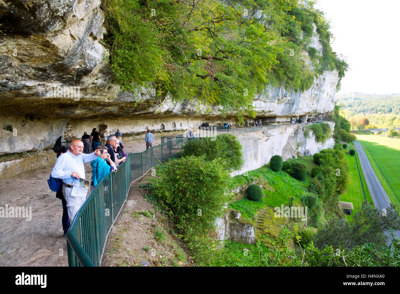 Les visiteurs du site préhistorique de La Roque Saint-Christophe en Dordogne, France Banque D'Images