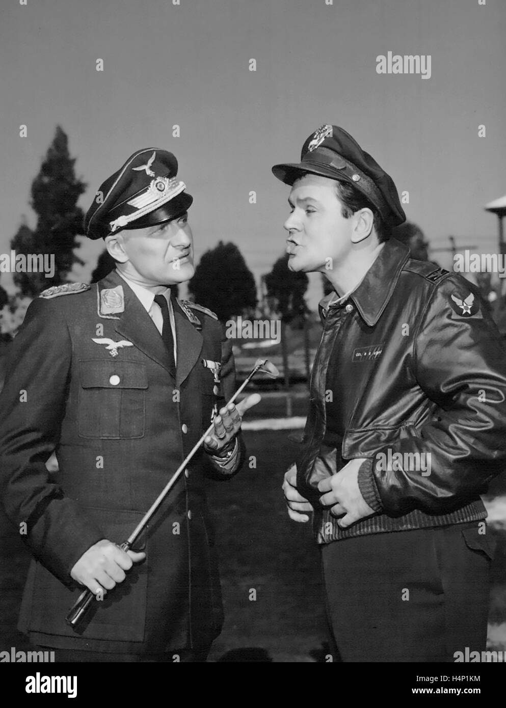 HOGAN'S HEROES CBS TV series 1965-1971 avec Bob Crane à droite comme Hogan et Werner Klemperer comme colonel Klink dans un épisode 1965 Banque D'Images