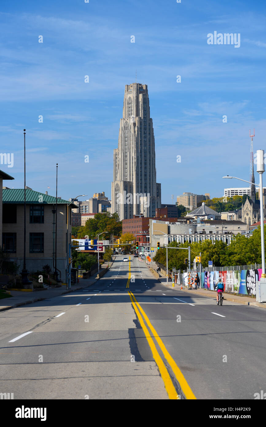 USA Pittsburgh PA Pennsylvania La cathédrale de l'apprentissage à la recherche vers le bas de l'Avenue Forbes à Pitt ou à l'Université de Pittsburgh Banque D'Images