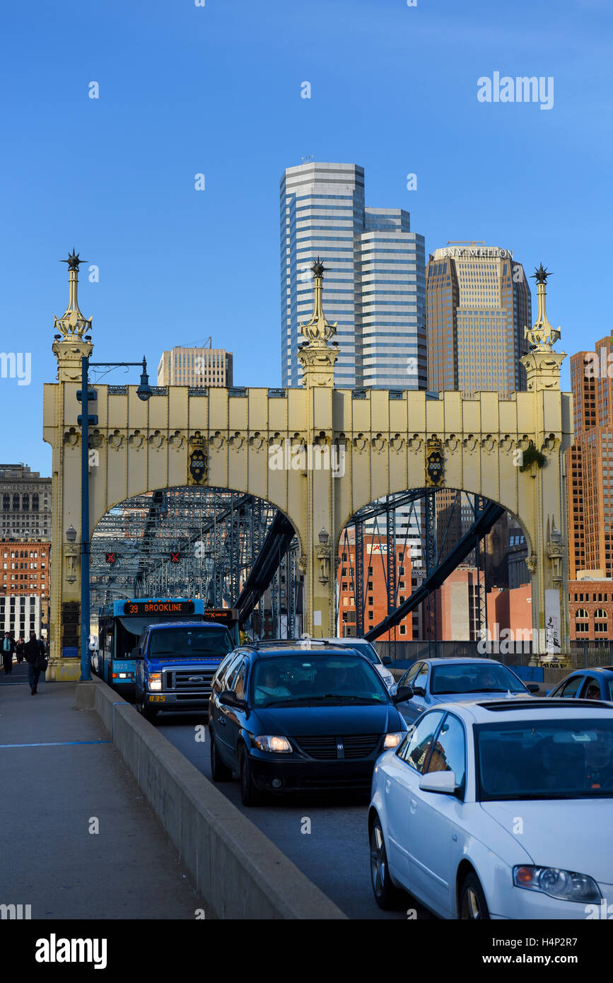 USA Pittsburgh PA Pennsylvania du trafic depuis le centre-ville de Pittsburgh via le pont Smithfield voitures bus Banque D'Images