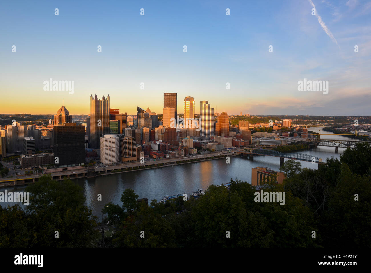 USA Pittsburgh PA New York Skyline at Dusk nuit sky scrapers highrise building Banque D'Images