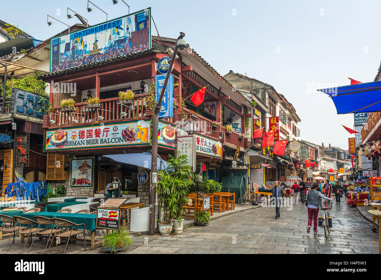 L'une des principales rues commerçantes de Yangshuo Banque D'Images