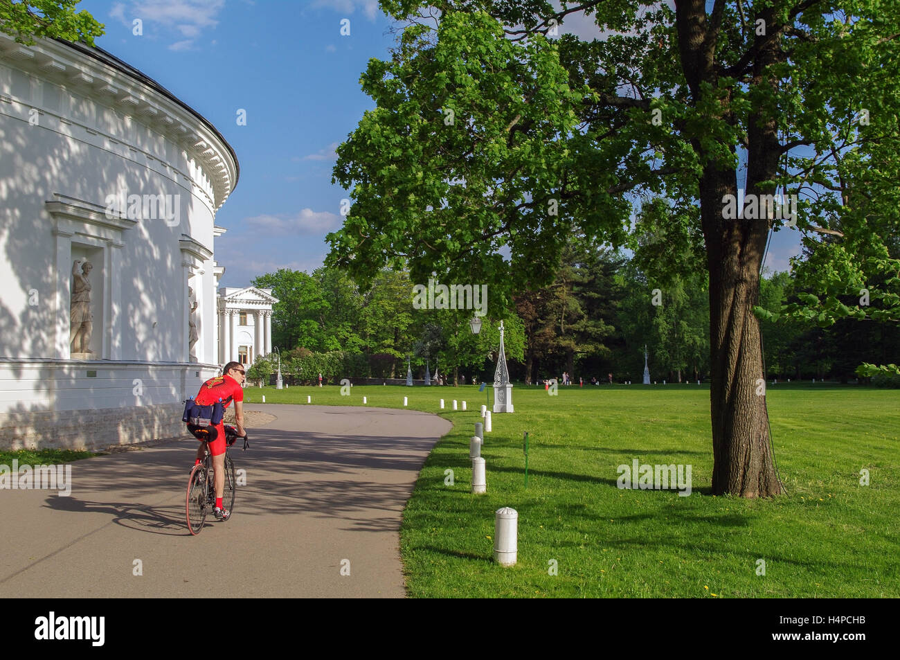 La vue arrière de l'homme à bicyclette. cycliste sur le vélo dans le parc et palais Yelagin, Saint-Pétersbourg, Russie Banque D'Images
